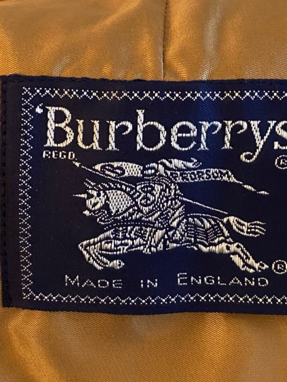 Burberrys' 1985 Trench Raincoat with zipped in lining - Picture 14 of 14